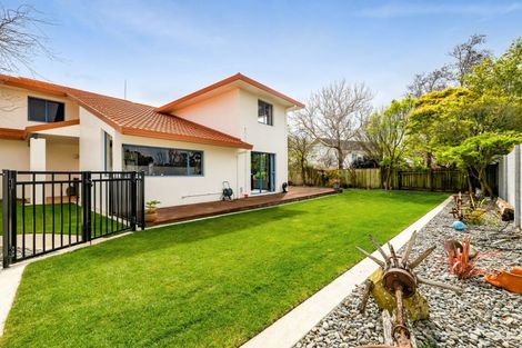 Photo of property in 8 Taylor Place, Merrilands, New Plymouth, 4312