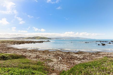 Photo of property in 2/418 Queens Drive, Lyall Bay, Wellington, 6022