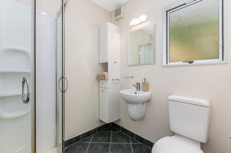 Photo of property in 2/418 Queens Drive, Lyall Bay, Wellington, 6022