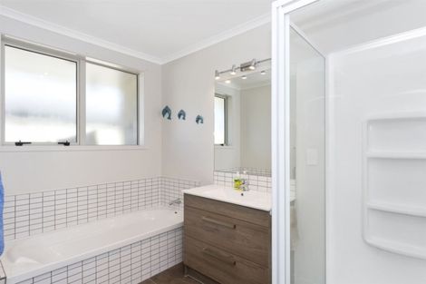 Photo of property in 1 Catamaran Way, Papamoa Beach, Papamoa, 3118