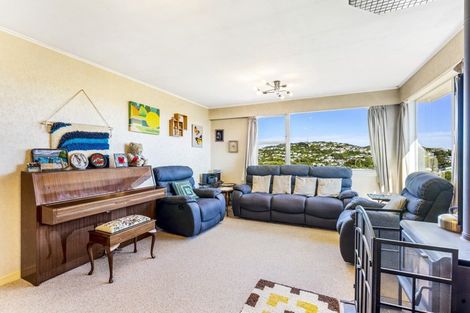 Photo of property in 25 Longcroft Terrace, Newlands, Wellington, 6037