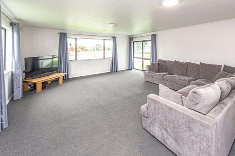 Photo of property in 24 Selwyn Crescent, College Estate, Whanganui, 4500