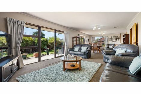 Photo of property in 2 Elsom Lane, Avonhead, Christchurch, 8042