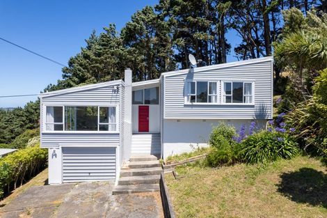 Photo of property in 37 Spenmoor Street, Newlands, Wellington, 6037