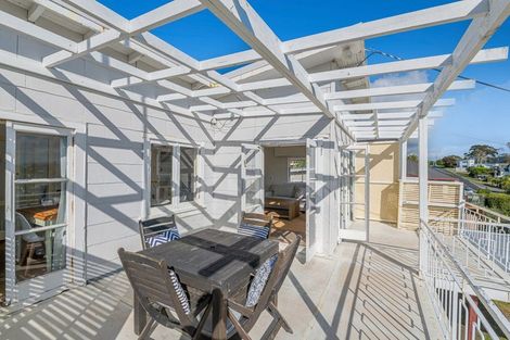 Photo of property in 43 Surf Road, Stanmore Bay, Whangaparaoa, 0932