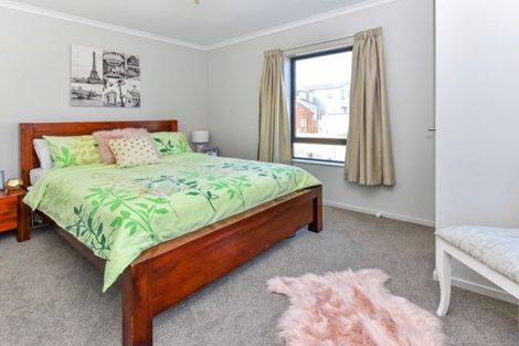 Photo of property in 43 Becker Drive, Weymouth, Auckland, 2103