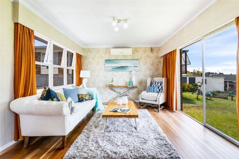 Photo of property in 53 Manhattan Heights, Glendene, Auckland, 0602