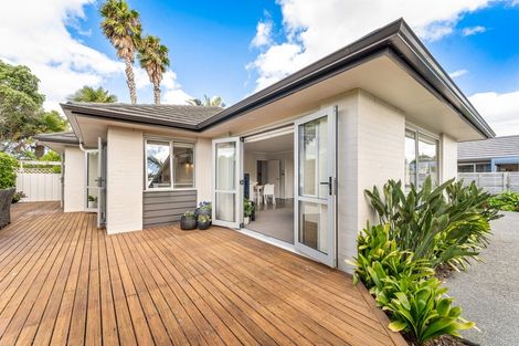 Photo of property in 7 Laurie Street, Red Beach, 0932