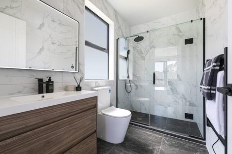 Photo of property in 1 Mcindoe Road, Kumeu, 0810