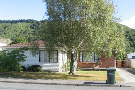 Photo of property in 71 Holdsworth Avenue, Trentham, Upper Hutt, 5018