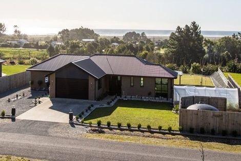 Photo of property in 10 Takutai Terrace, Ruatapu, 7883