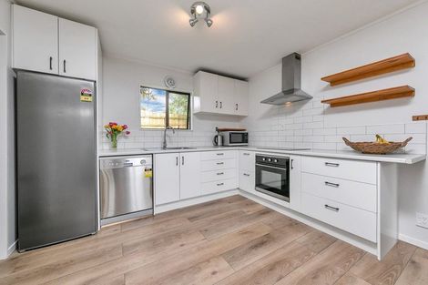 Photo of property in 2/77 Atkinson Road, Titirangi, Auckland, 0604