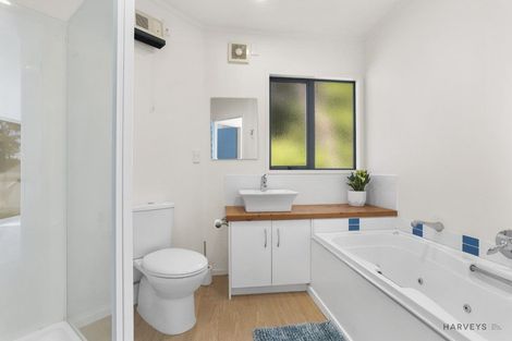 Photo of property in 25 Longfellow Parade, Glen Eden, Auckland, 0604