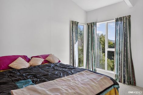 Photo of property in 129 Gloaming Hill, Titahi Bay, Porirua, 5022