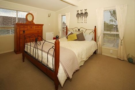 Photo of property in 48 Knightsbridge Drive, Forrest Hill, Auckland, 0620
