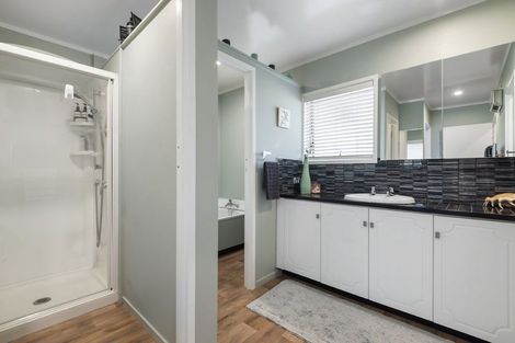 Photo of property in 127 Oaktree Avenue, Browns Bay, Auckland, 0630