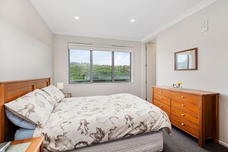 Photo of property in 20 Mervyn Kemp Drive, Tawa, Wellington, 5028