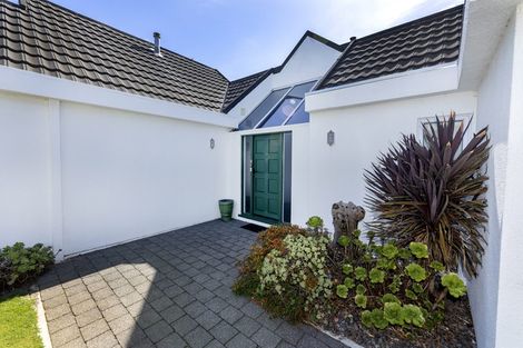 Photo of property in 1 Larsen Place, Merrilands, New Plymouth, 4312
