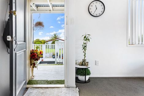 Photo of property in 1/323 Triangle Road, Massey, Auckland, 0614