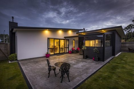 Photo of property in 5 Freedom Drive, Kelvin Grove, Palmerston North, 4414