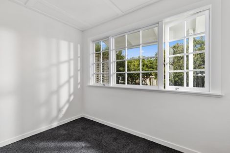 Photo of property in 5a Roslyn Terrace, Stanley Point, Auckland, 0624