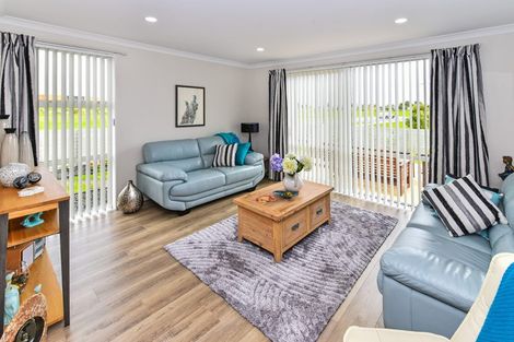 Photo of property in 16 Soaring Bird Drive, Takanini, 2112