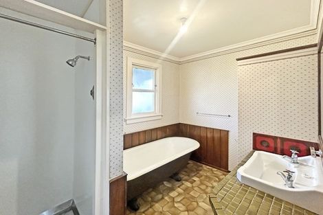 Photo of property in 102 Featherston Street, Takaro, Palmerston North, 4412