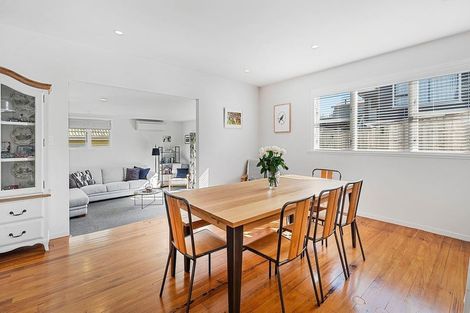 Photo of property in 27 Mexted Terrace, Tawa, Wellington, 5028