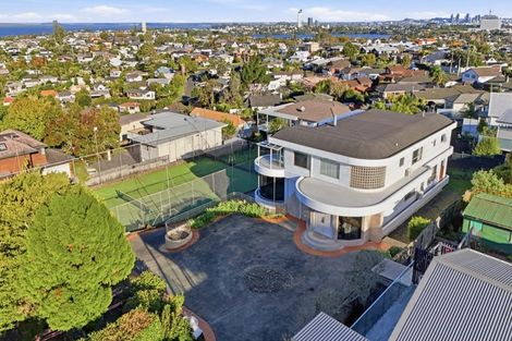 Photo of property in 99 East Coast Road, Castor Bay, Auckland, 0620