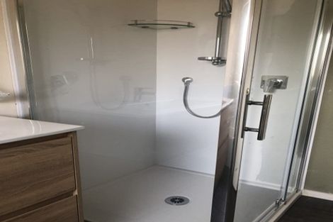 Photo of property in 44a De Havilland Drive, Goodwood Heights, Auckland, 2105