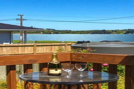 Photo of property in 3 Karaka Road, Kawakawa Bay, Papakura, 2585