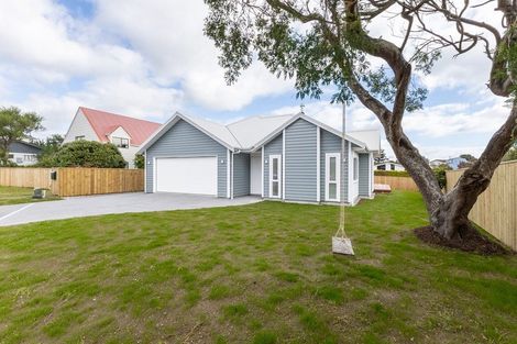 Photo of property in 23 Frimley Terrace, Waikanae Beach, Waikanae, 5036