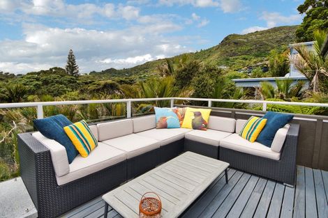 Photo of property in 21 Rayner Road, Piha, New Lynn, 0772