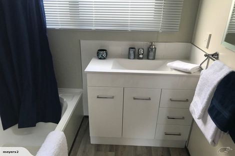 Photo of property in 1/4 Hanson Place, West Harbour, Auckland, 0618