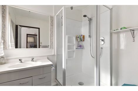 Photo of property in 2/58 Pupuke Road, Hillcrest, Auckland, 0627