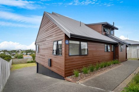 Photo of property in 52 Waiora Road, Stanmore Bay, Whangaparaoa, 0932