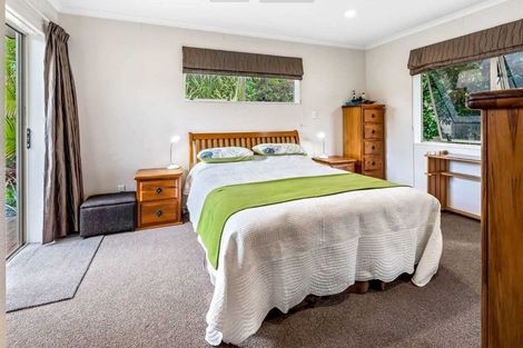 Photo of property in 8 Landvale Court, Browns Bay, Auckland, 0630