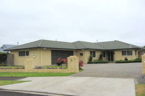 Photo of property in 8 Heenans Way, Rosehill, Papakura, 2113