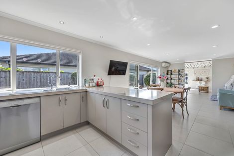 Photo of property in 10 Reno Way, Flat Bush, Auckland, 2016