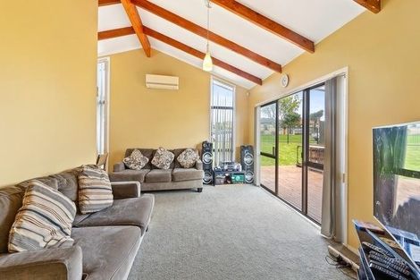 Photo of property in 71 Etherton Drive, Weymouth, Auckland, 2103