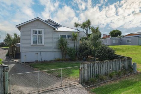 Photo of property in 5 Aranui Avenue, Waitarere Beach, Levin, 5510