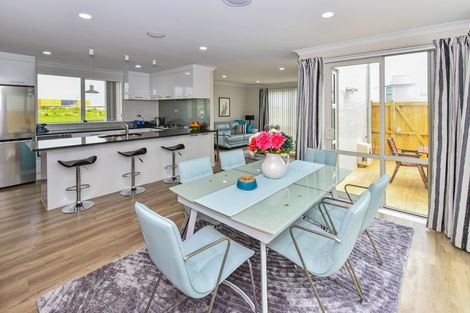 Photo of property in 16 Soaring Bird Drive, Takanini, 2112