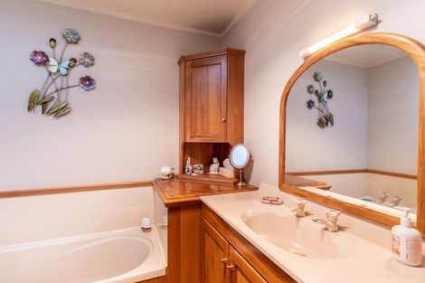 Photo of property in 10 Calder Place, Winton, 9720