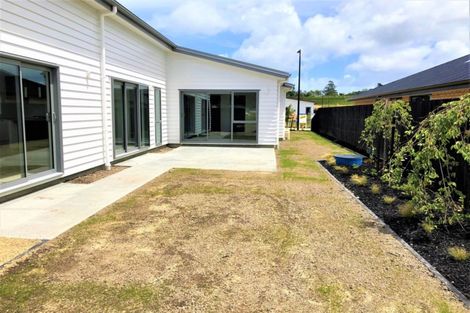 Photo of property in 39 Lumbarda Drive, Kumeu, 0810