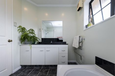 Photo of property in 42 Brandon Hall Road, Bulls, 4894