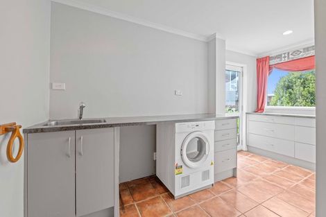 Photo of property in 2 Findlay Street, Moturoa, New Plymouth, 4310