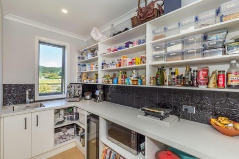 Photo of property in 441 Tararua Road, Levin, 5571