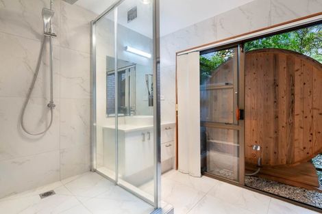 Photo of property in 2/60 Aberdeen Road, Campbells Bay, Auckland, 0620