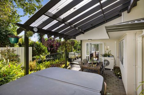 Photo of property in 6 Mayfair Place, Westown, New Plymouth, 4310