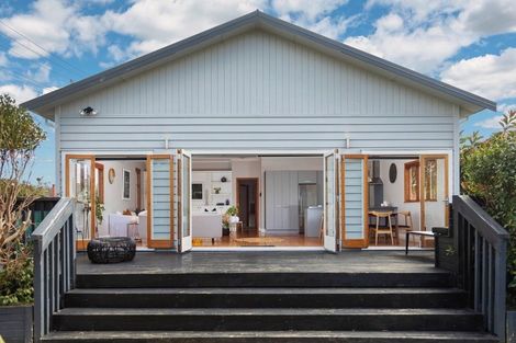 Photo of property in 39 Renfrew Avenue, Sandringham, Auckland, 1041